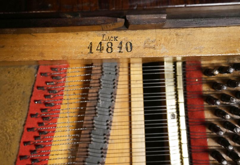 Le numéro de série 14810 à l'intérieur du dernier piano sur lequel Frederic Chopin a joué et composé, et qu'après sa mort en 1849 à Paris est venu dans sa famille à Varsovie.