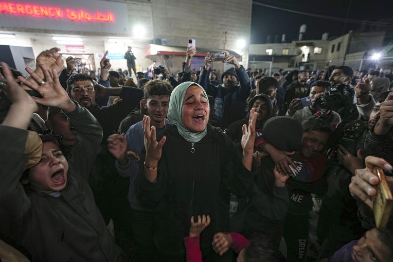 Les Palestiniens célèbrent l'annonce d'un accord de cessez-le-feu entre le Hamas et Israël à Deir al-Balah, le 15 janvier 2025.