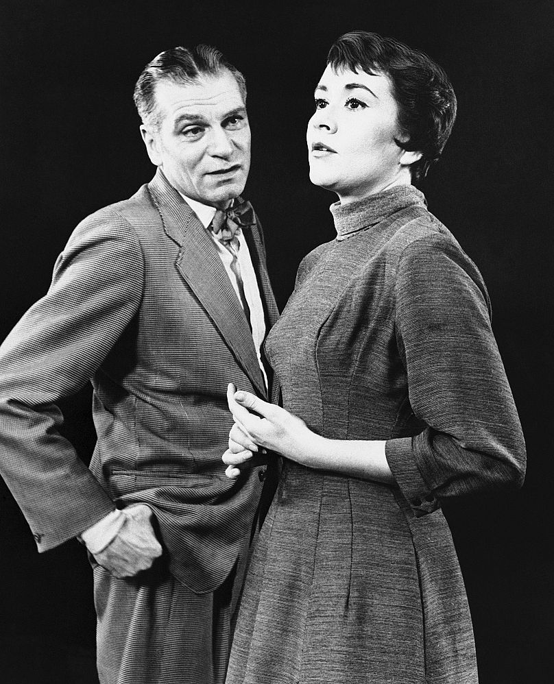 Laurence Olivier et l'actrice anglaise Joan Plowright dans une scène de la pièce de John Osborne, « The Entertainer », qui a débuté à Broadway le 4 février 1958.