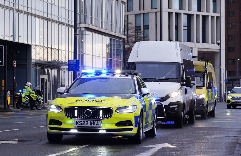 Un fourgon de prison qui contiendrait Axel Rudakubana arrive au tribunal de la Couronne de Liverpool pour sa condamnation 