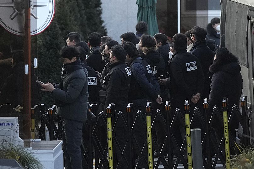 Des policiers arrivent à l'entrée de la résidence présidentielle pour arrêter le président Yoon Suk Yeol, le 3 janvier 2025.