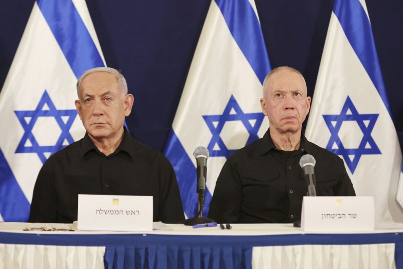 Le Premier ministre israélien Benjamin Netanyahu, à gauche, et le ministre de la Défense Yoav Gallant assistent à une conférence de presse à la base militaire de Kirya à Tel Aviv, Israël, le 28 octobre 2023.