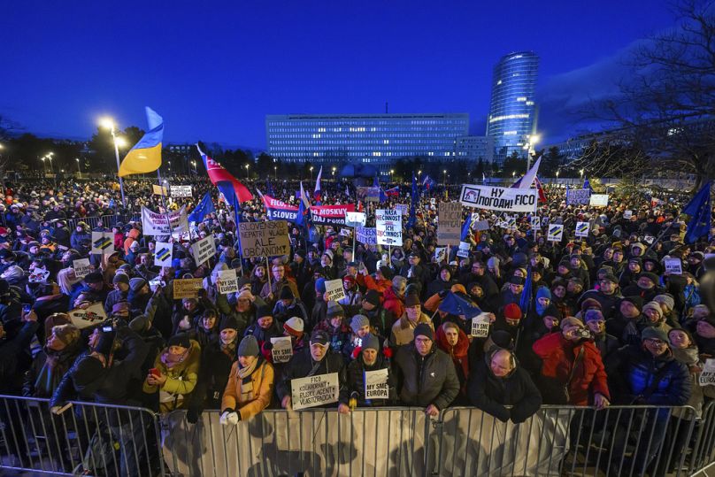 Les gens se rassemblent pour prendre part à une manifestation appelée 