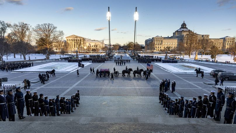 Un caisson tiré par des chevaux avec le cercueil drapé du drapeau de l'ancien président Jimmy Carter arrive au Capitole des États-Unis, le mardi 7 janvier 2025.