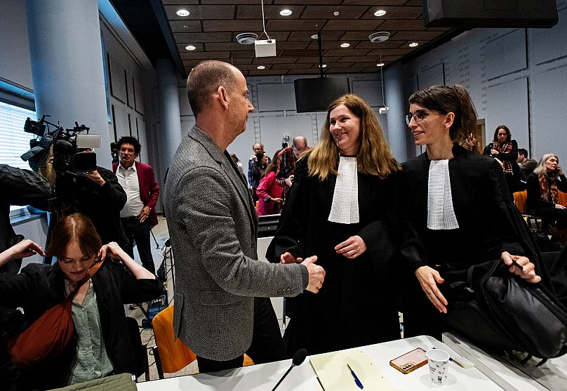 Andy Palmen, directeur de Greenpeace Pays-Bas, Bondine Kloostra et Brechtje Vossenberg, avocats chez Prakken d'Oliveira.