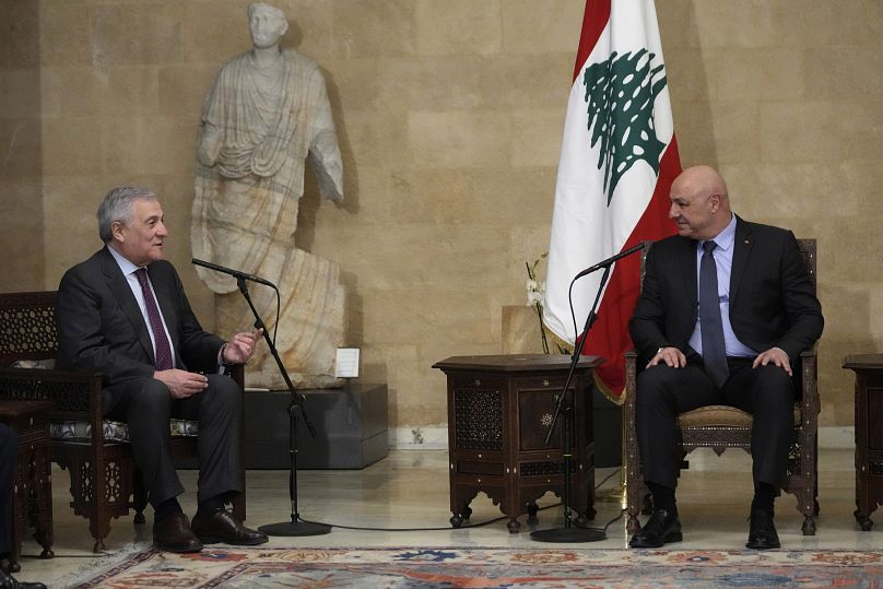 Le président libanais Joseph Aoun, à droite, rencontre le ministre italien des Affaires étrangères Antonio Tajani au palais présidentiel de Baabda, le 10 janvier 2025.