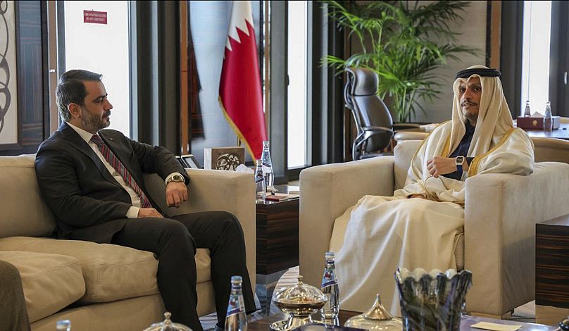 Le ministre syrien des Affaires étrangères Asaad al-Shibani, à gauche, rencontre le Premier ministre qatari et ministre des Affaires étrangères Mohammed bin Abdulrahman Al Thani à Doha, le 5 janvier 2025.