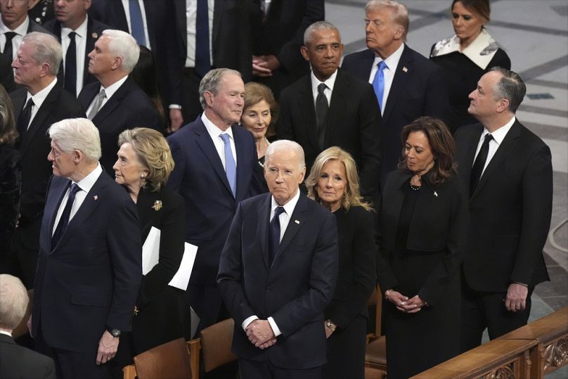 Le président Joe Biden et la première dame Jill Biden regardent le début des funérailles nationales de l'ancien président Jimmy Carter à la cathédrale nationale de Washington, à Washington, le 9 janvier 2025.