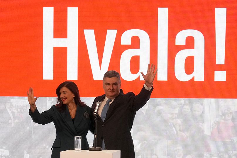 Zoran Milanović et son épouse Sanja saluent leurs partisans à Zagreb alors que les résultats préliminaires lui accordent la victoire au second tour des élections présidentielles, le 12 janvier 2025.