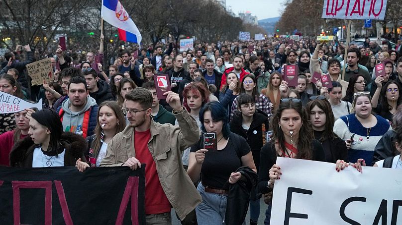 Les gens marchent lors d'une manifestation, un jour après l'assaut contre les étudiants, a été effectué par des voyous avec des chauves-souris de baseball, à Novi Sad, en Serbie.