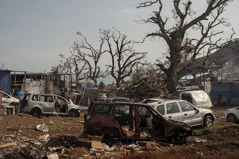 Des voitures cassées sont vues à Barakani après le cyclone Chido, le 21 décembre 2024