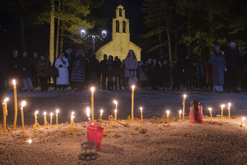 Des milliers de personnes participent à une manifestation exigeant la démission des hauts responsables de la sécurité suite à une fusillade en début de semaine à Cetinje, le 5 janvier 2025.