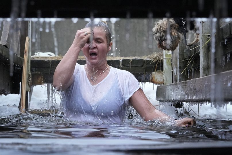 Un croyant orthodoxe russe se croise dans l'eau glacée pour célébrer l'Épiphanie orthodoxe dans un lac à l'extérieur de Saint-Pétersbourg, en Russie, le dimanche 19 janvier 2025. (AP Photo/Dmi