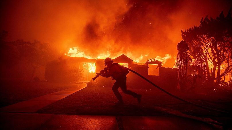 L'incendie de Palisades ravage un quartier au milieu de vents violents dans le quartier de Pacific Palisades à Los Angeles - 7 janvier 2025