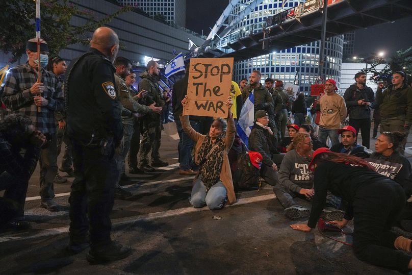 Des manifestants à Tel Aviv brandissent des pancartes lors d'une manifestation appelant à la libération immédiate des otages détenus à Gaza, le 11 janvier 2025.