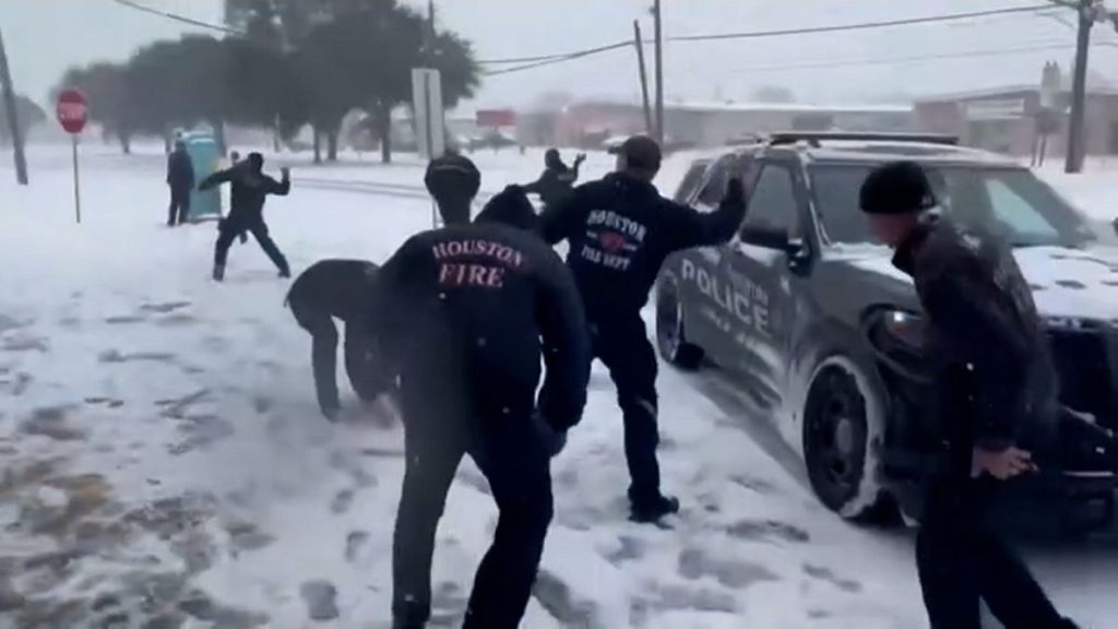 Les combats de boules de neige deviennent viraux alors que le Texas et la côte du Golfe font face à un blizzard inhabituel