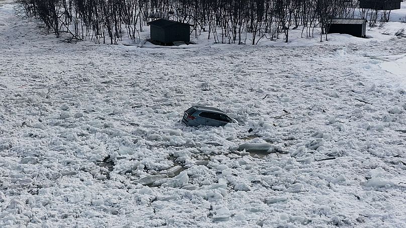 Une voiture est coincée dans une dégraisser. 