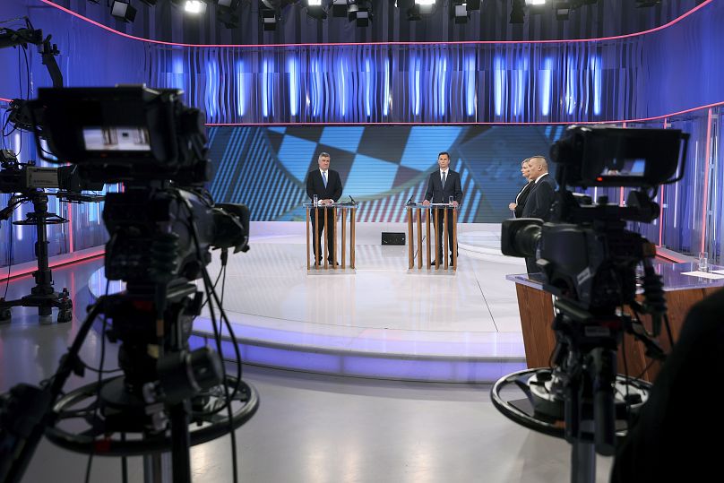 Dragan Primorac, au centre, et le président Zoran Milanovic participent à un débat télévisé avant le second tour de l'élection présidentielle à Zagreb, le 7 janvier 2025.