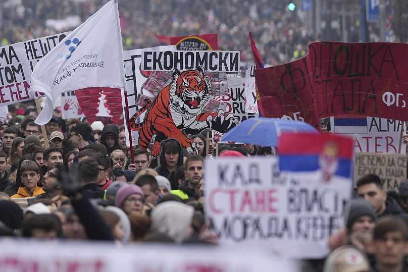 Les étudiants universitaires se joignent aux appels pour une grève générale après plus de deux mois de manifestations concernant l'effondrement d'une canopée en béton à Novi Sad Railway, 24 janvier 2025