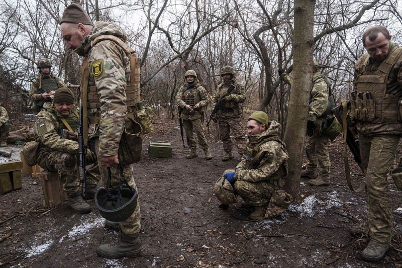 Des militaires ukrainiens de la 24e brigade mécanisée se reposent après un entraînement sur le polygone non loin de la ligne de front dans la région de Donetsk, en Ukraine, le mardi 21 janvier 2025.