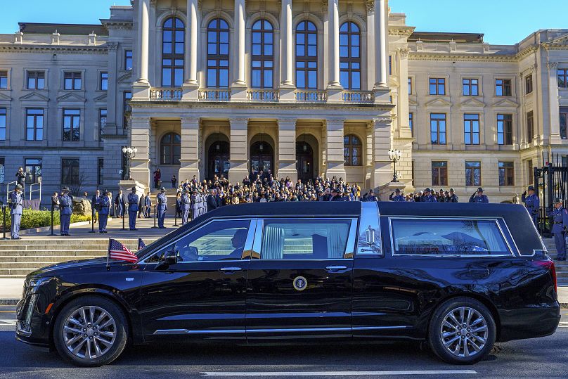 Le corbillard transportant le corps de l'ancien président Jimmy Carter s'arrête au Capitole de l'État de Géorgie pour une minute de silence, le 4 janvier 2025.