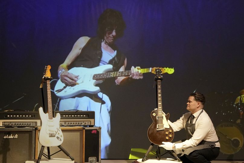 Un maître d'art présente une Gibson Les Paul 1954-1972, connue sous le nom de « The Oxblood », à l'exposition pré-vente de la Jeff Beck Guitar Collection à Christie's, Londres.