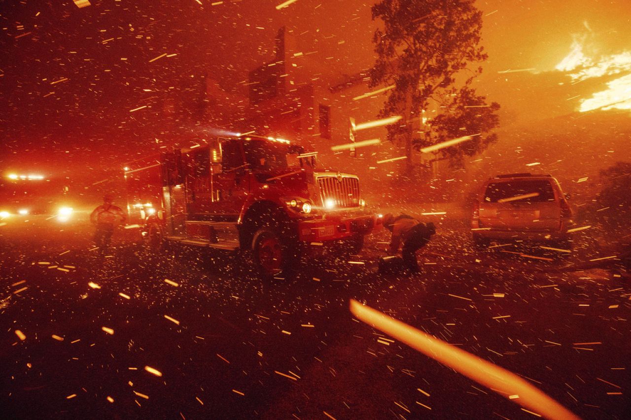 Les pompiers luttent contre l'incendie de Franklin à Malibu, en Californie.