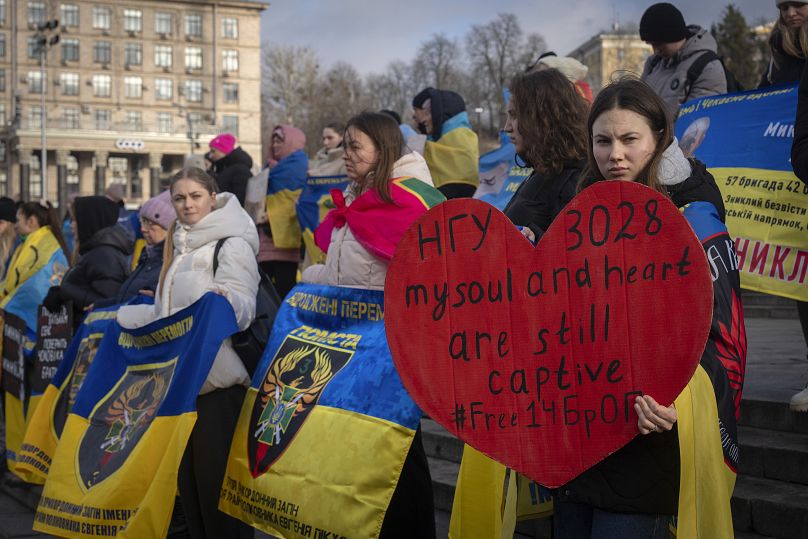 Les premiers intervenants interviennent sur les lieux suite à une attaque de missile russe à Kiev, le 18 janvier 2025.