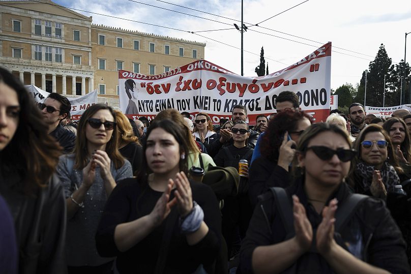 Les manifestants tiennent une bannière lisant «Je n'ai pas d'oxygène» lors d'un rassemblement à Athènes, 26 janvier 2025