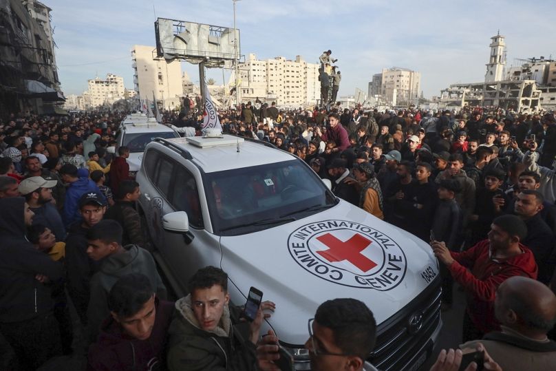 Un convoi de la Croix-Rouge arrive pour récupérer les otages israéliens libérés après l'entrée en vigueur d'un accord de cessez-le-feu entre Israël et le Hamas, dans la ville de Gaza, le dimanche 19 janvier 2025.