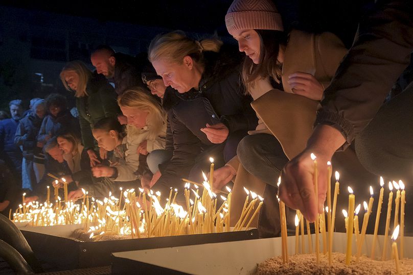 Des gens allument des bougies pour les victimes de la fusillade à Cetinje à Podogrica, le 2 janvier 2025.