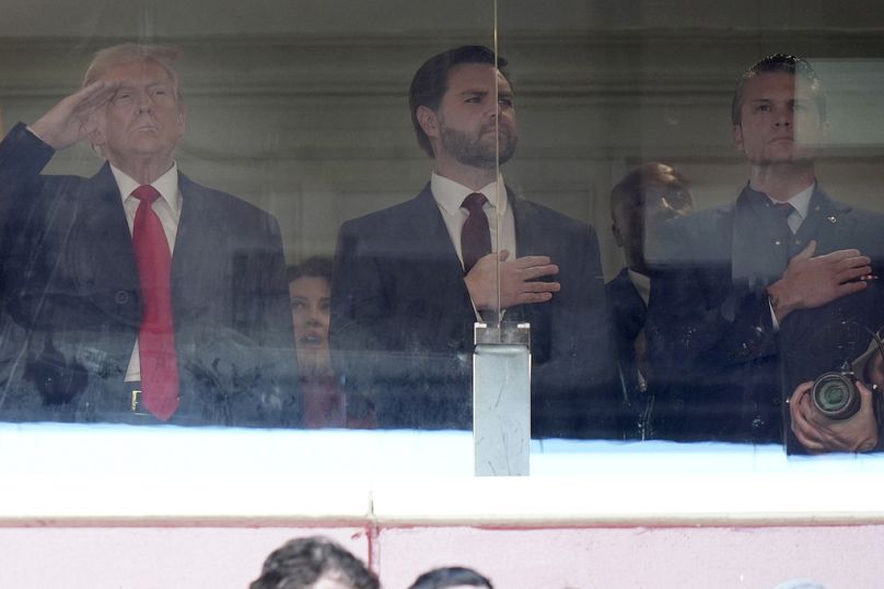 Donald Trump, JD Vance et le choix de Trump pour le secrétaire à la Défense, Pete Hegseth, assistent à un match de football universitaire de la NCAA au Northwest Stadium de Landover, Maryland, le samedi 14 décembre 2024.