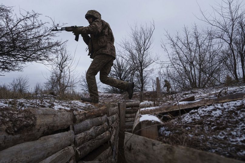 Des militaires ukrainiens de la 24e brigade mécanisée s'entraînent sur le polygone non loin de la ligne de front dans la région de Donetsk, en Ukraine, le mardi 21 janvier 2025.