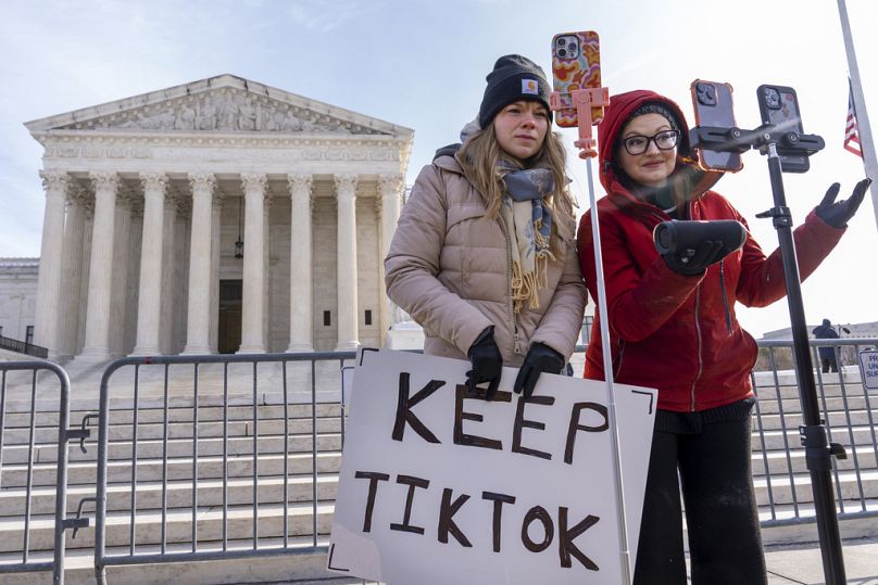 DOSSIER – Sarah Baus, à gauche, de Charleston, Caroline du Sud, et Tiffany Cianci, protestant contre le projet d'interdiction de TikTok devant la Cour suprême, le 10 janvier 2025