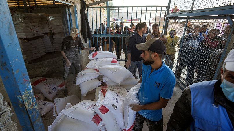 La farine donnée est distribuée aux Palestiniens dans un centre de l'UNRWA dans le camp de réfugiés de Nuseirat, Gaza.