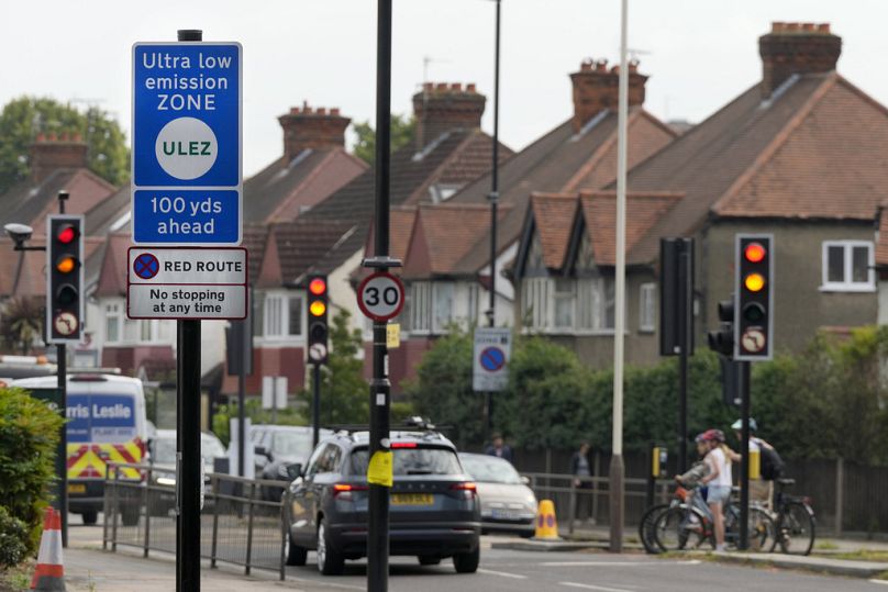 Un panneau routier marque l'entrée de la zone d'émissions ultra faibles (ULEZ) à Londres.