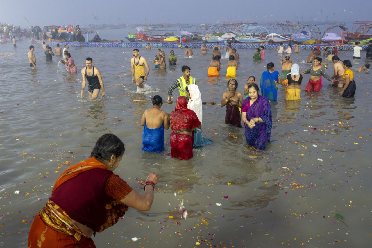 Les fidèles hindous se baignent au confluent du Gange, de la Yamuna et des mythiques rivières Saraswati le premier jour du festival Maha Kumbh, qui dure 45 jours.