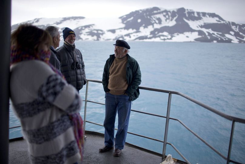 Les touristes se tiennent sur l'Aquiles, un brise-glace de la marine chilienne, près de Bahia Almirantazgo, sur l'île Livingston, dans l'archipel des îles Shetland du Sud, en Antarctique. 