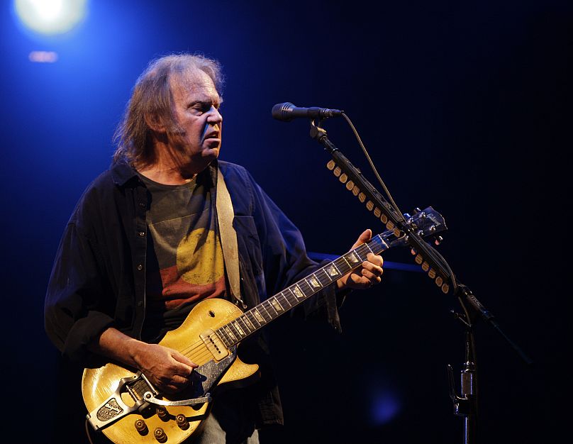 Neil Young se produit au festival de Glastonbury dans le Somerset, le vendredi 26 juin 2009.