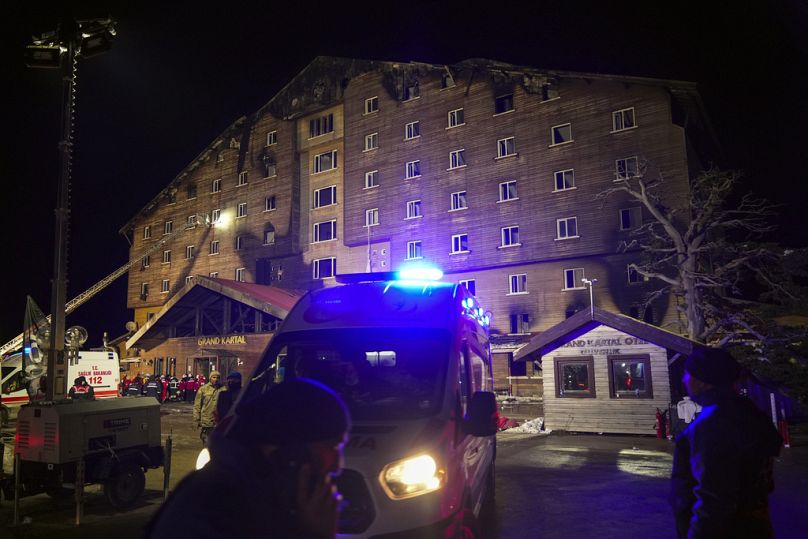 Les pompiers et les équipes d'urgence travaillent après un incendie qui s'est déclaré dans un hôtel de la station de ski de Kartalkaya, située dans la province de Bolu, au nord-ouest de la Turquie, le 21 janvier 2025.