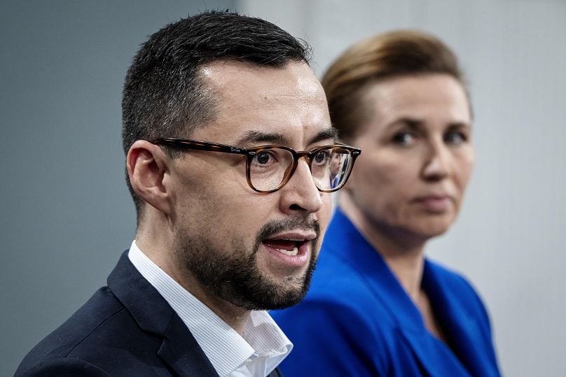 Le Premier ministre groenlandais Múte B. Egede et son homologue danoise Mette Frederiksen s'adressent à la presse à Copenhague, le 10 janvier 2025.