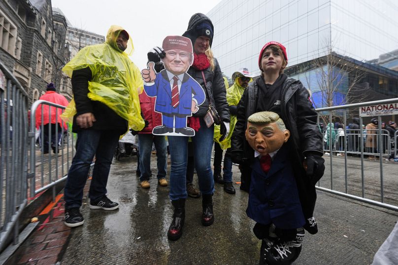 Les gens attendent d'entrer dans la Capital One Arena pour un rassemblement en faveur du président élu Donald Trump avant la 60e investiture présidentielle, le dimanche 19 janvier 2025, à Washington. (AP