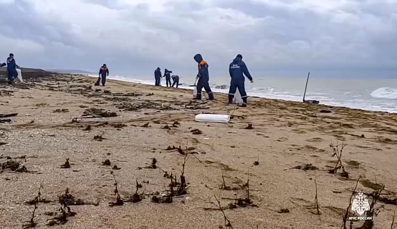 Des équipes travaillent pour nettoyer les tonnes de fioul déversées par deux pétroliers dans le détroit de Kertch, le 4 janvier 2025.