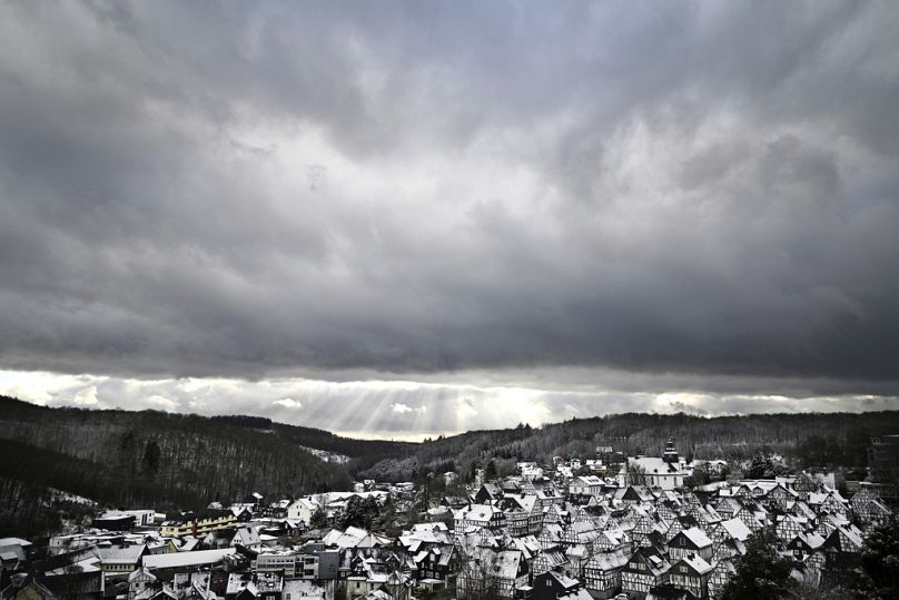 La neige tombe sur les toits des maisons à colombages du centre-ville historique de Freudenberg, en Allemagne, le vendredi 3 janvier 2025. (Federico Gambarini/dpa via AP)