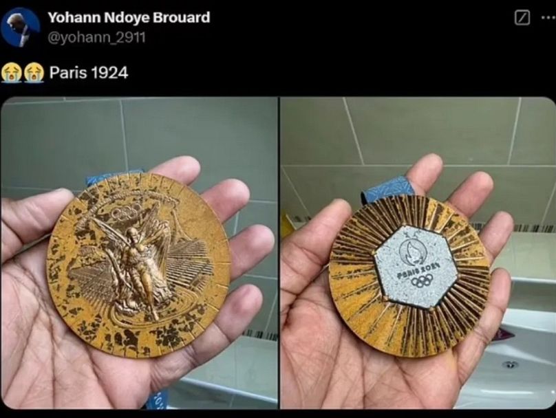 Le nageur français Yohann Ndoye-Brouard montre les dégâts sur sa médaille