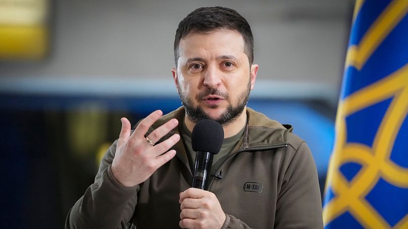 Le président ukrainien Volodymyr Zelenskyy répond aux questions lors d'une conférence de presse dans un métro-ville sous une place centrale à Kiev, en Ukraine.