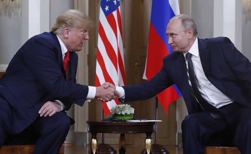 DOSSIER – Le président américain Donald Trump, à gauche, et le président russe Vladimir Poutine, à droite, se serrent la main au début d'une réunion au palais présidentiel d'Helsinki.