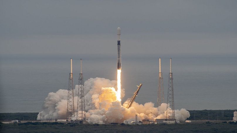 Une fusée SpaceX Falcon 9 décolle. 