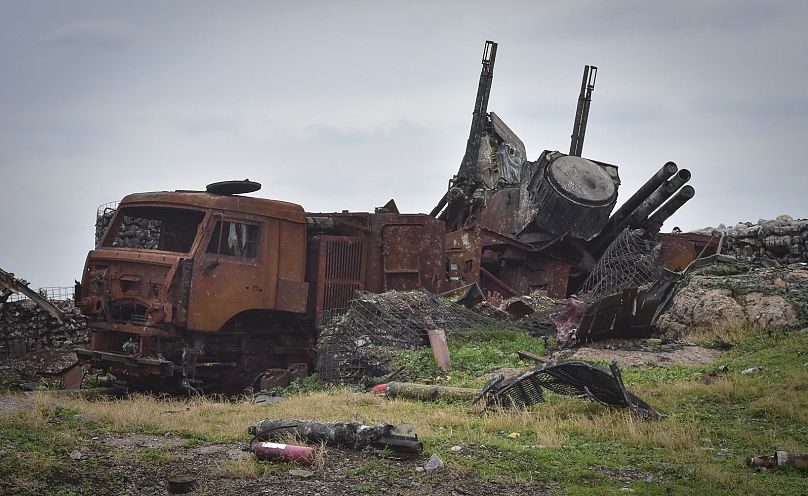 Un système de missiles de pantir russe endommagé est vu sur Snake Island en mer Noire, Ukraine, dimanche 18 décembre 2022.