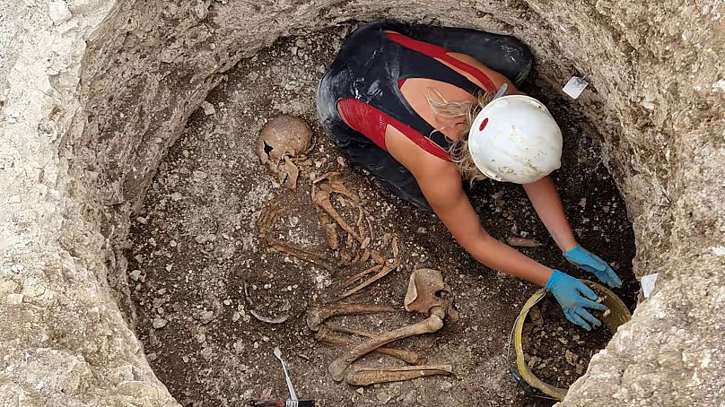 Un archéologue travaillant sur un lieu de sépulture dans le Dorset d'une jeune femme. 